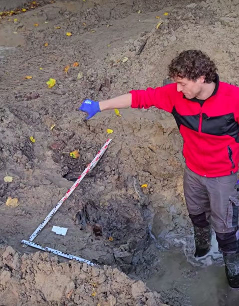 De archeologen zijn een waterput aan het couperen