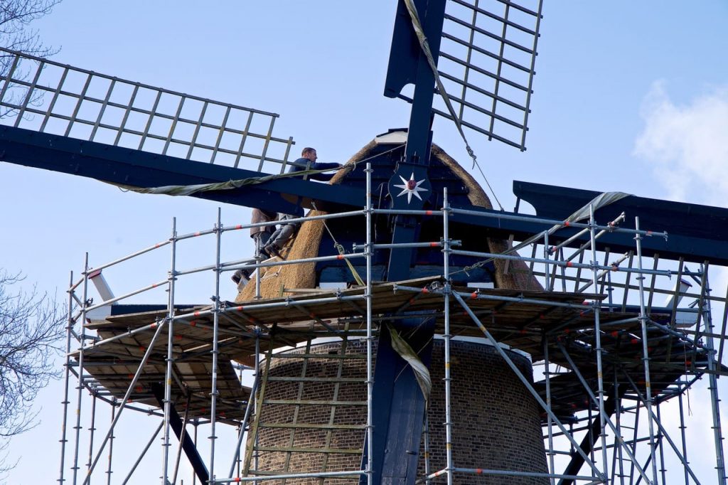 Molen de Eendracht in de steigers