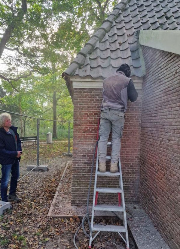 Reno-Dijk Geveltechniek vernieuwt de voegen.