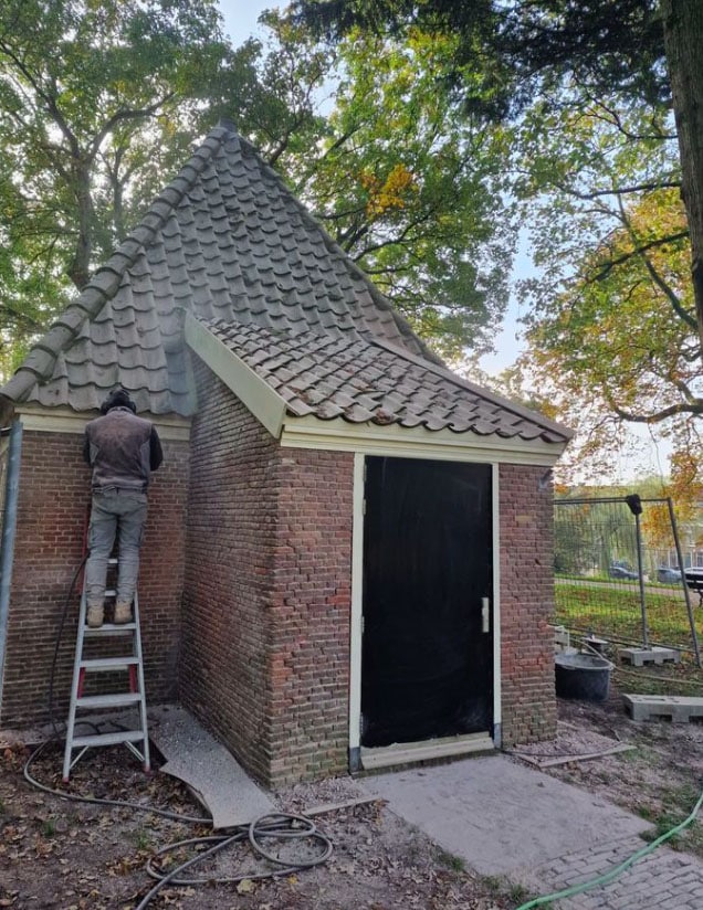 Reno-Dijk Geveltechniek vernieuwt de voegen.