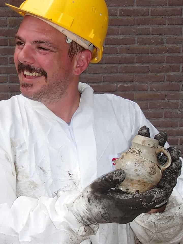 Het baardmannetje in handen van archeoloog Guus van den Berg van PlaatsRelict die het team destijds bijstond tijdens de grote opgraving aan de Langestraat.