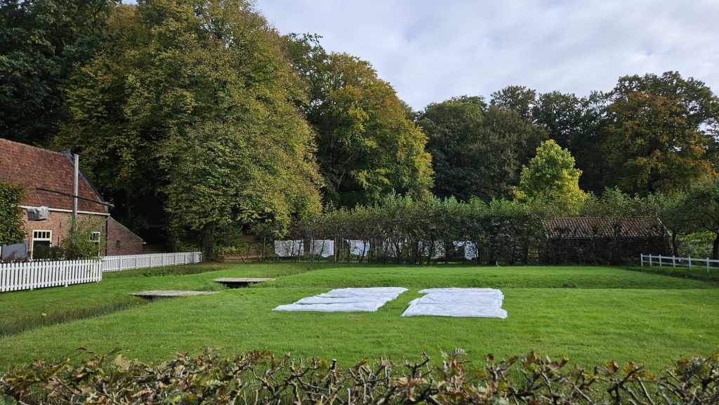 Was bleken in de zon wordt allang niet meer gedaan maar in het Openluchtmuseum in Arnhem kun je nog zien hoe dat vroeger ging.