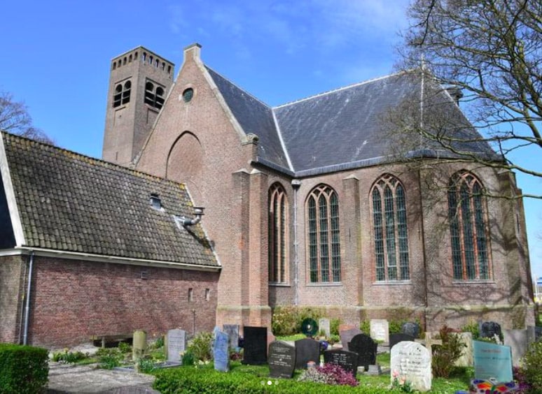 De charme van oud glas, kerkje aan de Noordervaart 122 in Stompetoren