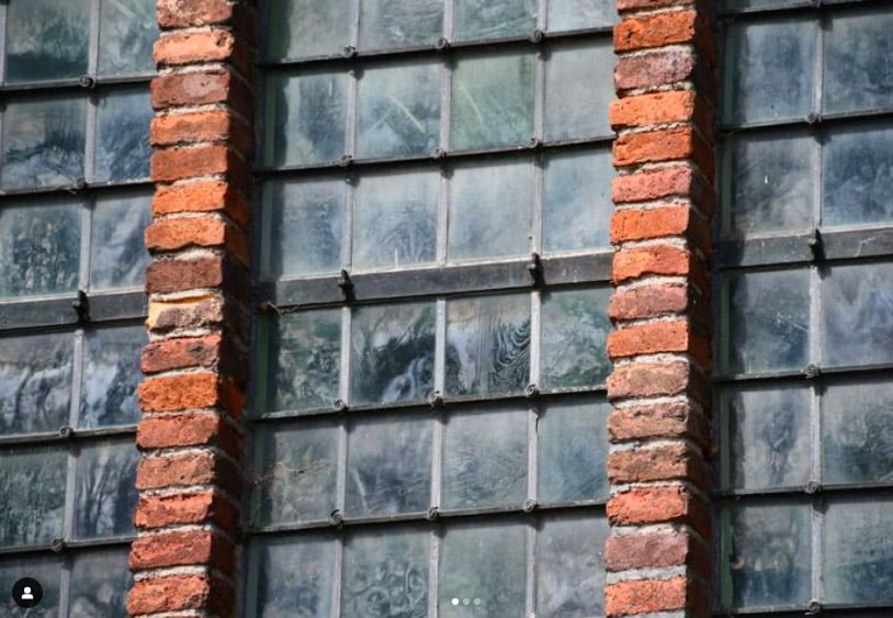 De charme van oud glas, kerkje aan de Noordervaart 122 in Stompetoren