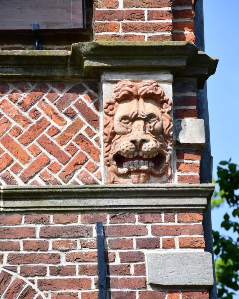 Raadhuis Graft, gevelsteen leeuw.