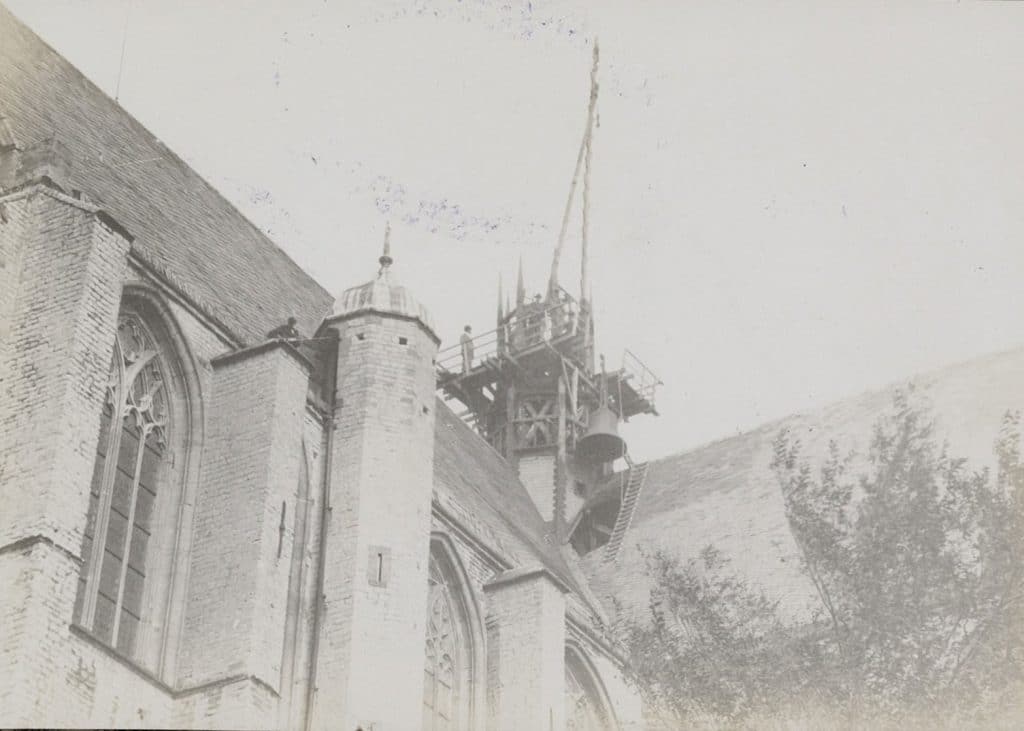 De Grote of Sint Laurenskerk 1923. Sloop van de dakruiter. De klokken worden verwijderd. Collectie Regionaal Archief Alkmaar-FO 1000918