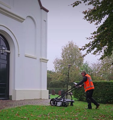 Ferry van Saricon met een grondradar bij De Terp in Oudorp