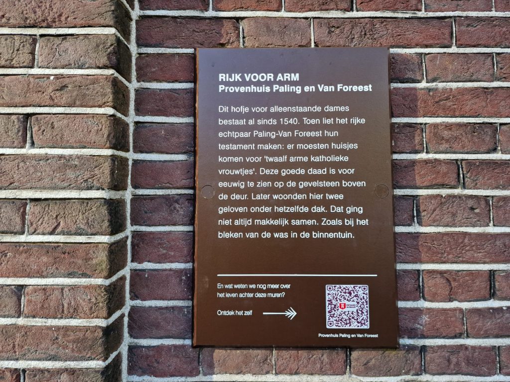 Nieuw informatiebordje Hofje van Paling en Van Foreest met QR code naam website