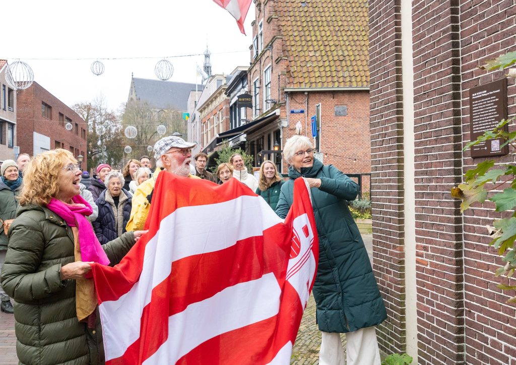 Onthulling bordje Hofje van Paling en Van Foreest door wethouder Anjo van de Ven en het huismeester echtpaar.