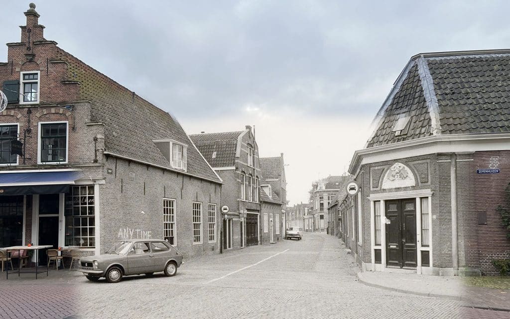 Het hofje in 1971, met een foto van de Provinciale Planologische Dienst van Noord Holland en een foto van nu. Zevenhuizen 1971-2024