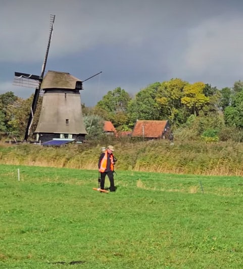 Ferry van Saricon met EMI meter op weiland naast het kasteelterrein.