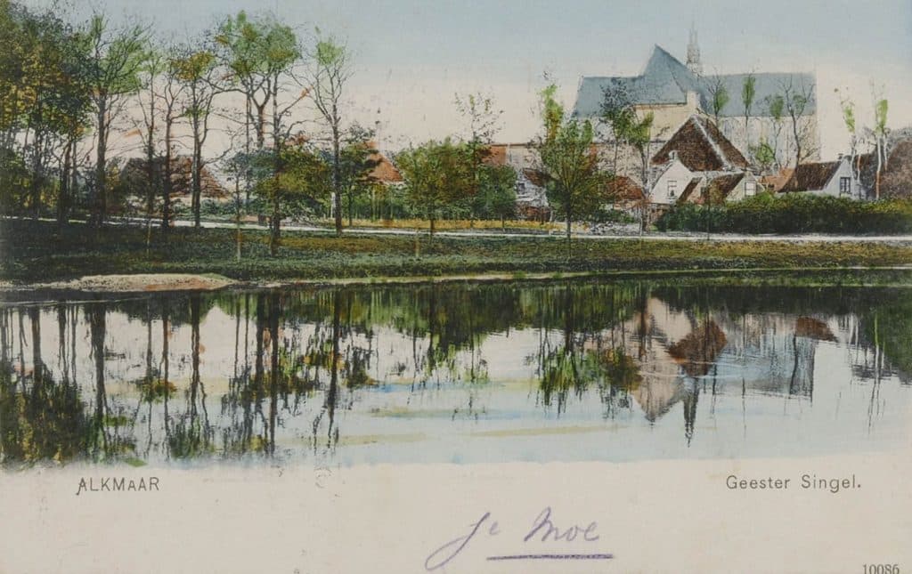 De Grote Sint Laurenskerk Circa 1903 Prentbriefkaart De Geestersingel langs het park op de voormalige stadswal van de Vest. Op de achtergrond de Grote Sint Laurenskerk. Collectie Regionaal Archief Alkmaar-RAA012001149