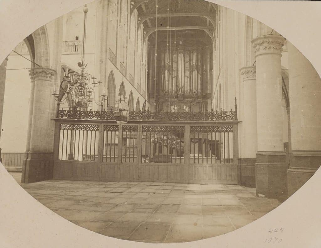 De Grote of Sint Laurenskerk 1870 Vanuit het koor zicht naar het schip en het van Hagerbeer-Schnitger orgel. Collectie Regionaal Archief Alkmaar-FO1000876