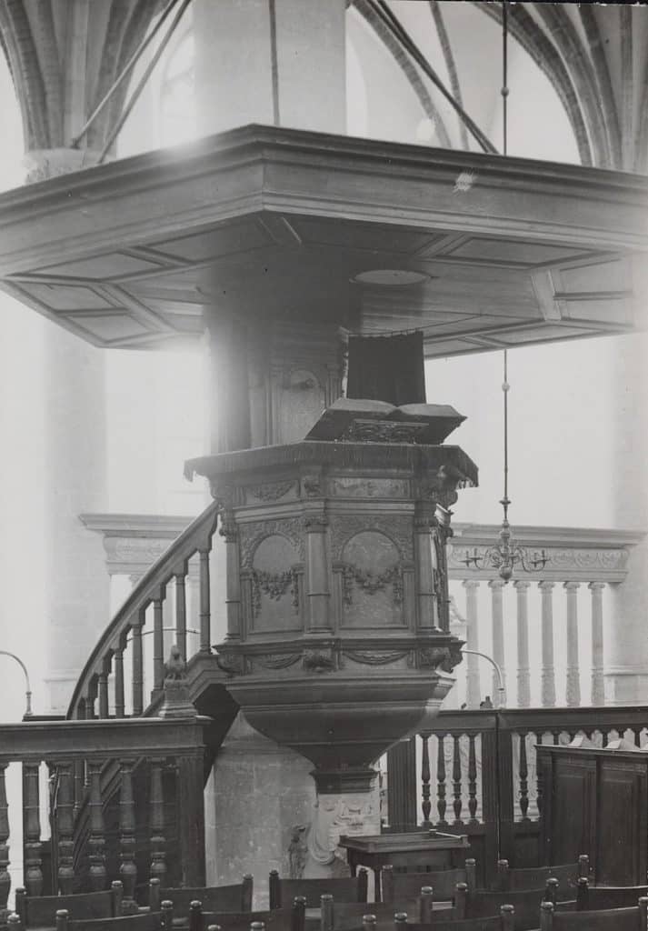 De Grote of Sint Laurenskerk Circa 1960 De preekstoel met bijbel op de kansel. Collectie Regionaal Archief Alkmaar-FO1000837