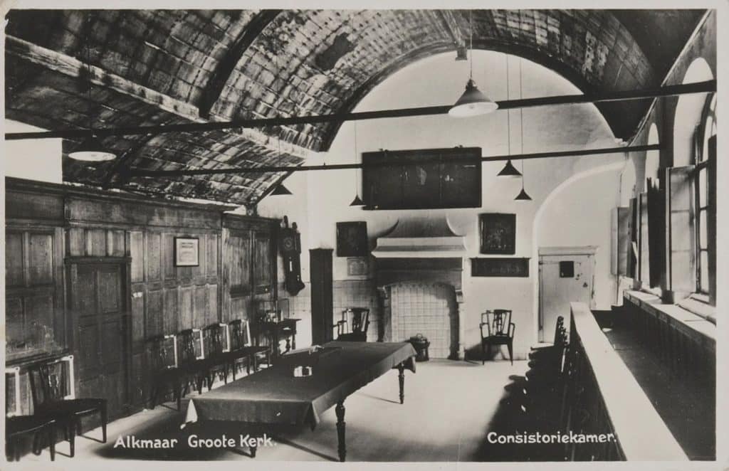 De Grote of Sint Laurenskerk Prentbriefkaart Circa 1941 Interieur consistoriekamer. Collectie Regionaal Archief Alkmaar-RAA012001693