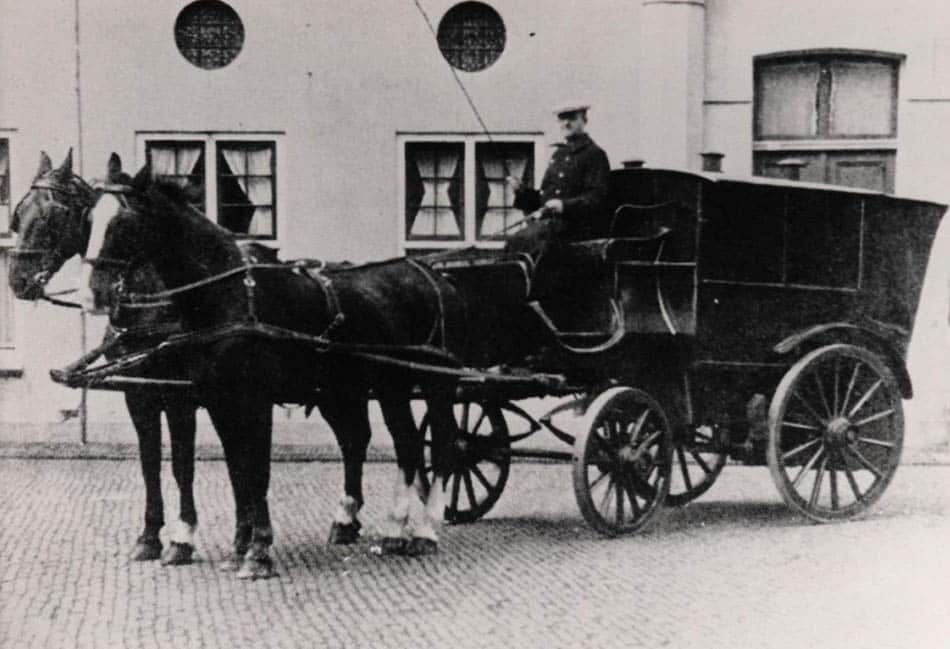 De 'vierpijper', de gevangeniswagen waarmee de vier jongens vanuit Brielle werden vervoerd naar de gevangenis in Rotterdam om daar te wachten op de uitspraak van de rechter.