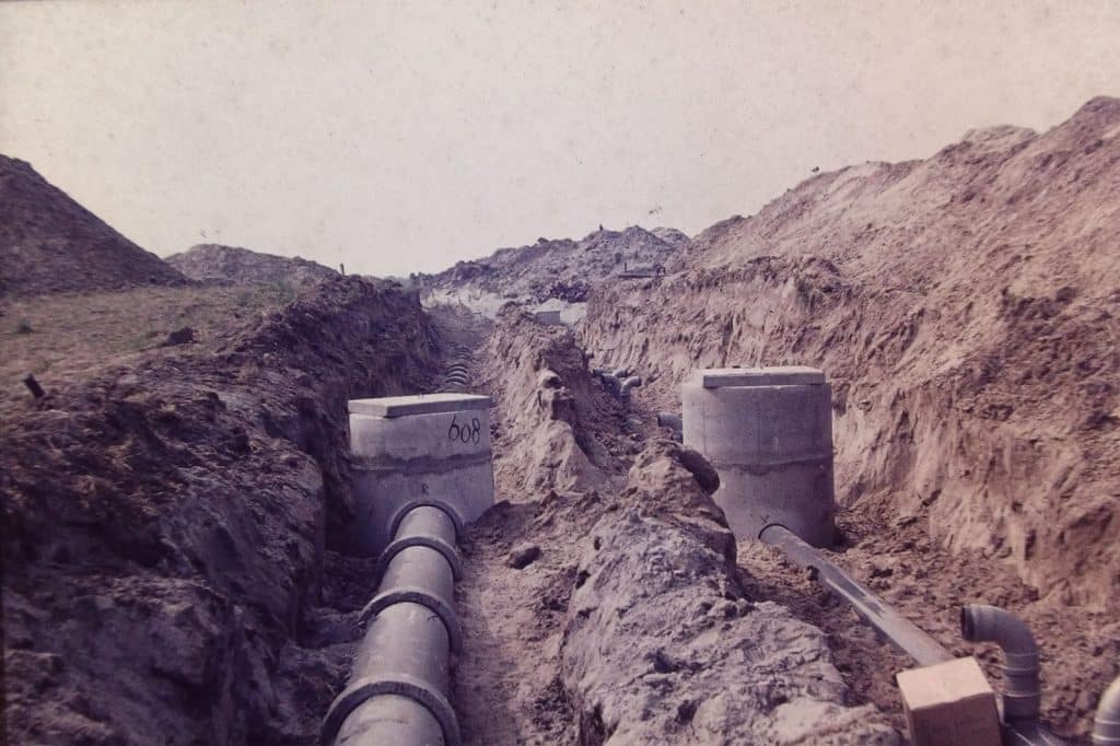 De aanleg van de riolering in De Mare, in 1976, bood een mooie kans om onder de grond te kijken.