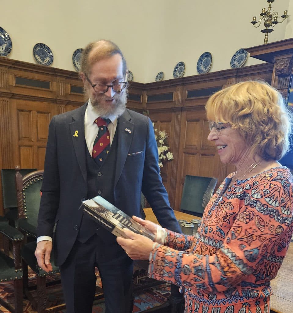 Overhandiging boek De Stoker aan wethouder Anjo van de Ven