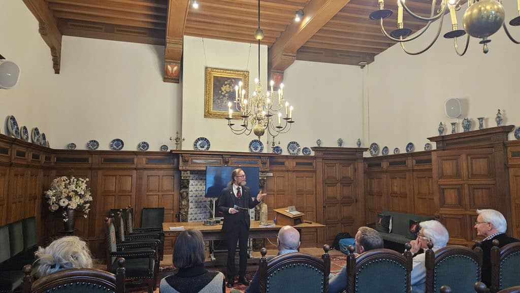 Marcel Deelen presentateerd zijn boek  in het Stadhuis van Alkmaar.