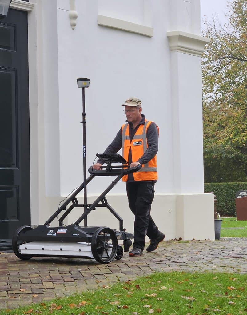 Ferry van de Oever doet onderzoek met grondradar