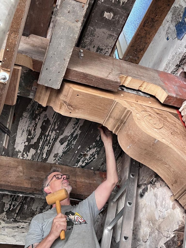 Jaap bewerkt korbeel van oud eikenhout