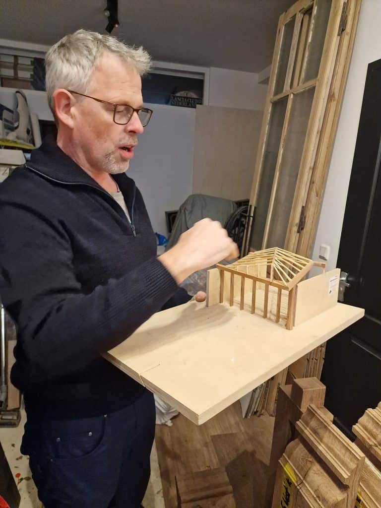 Jaap met maquette van moderne uitbouw