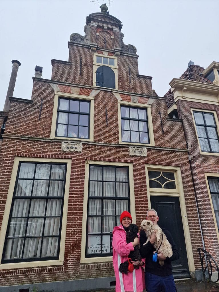 Jazzy en Jaap met de hondjes voor hun 17e-eeuwse pand