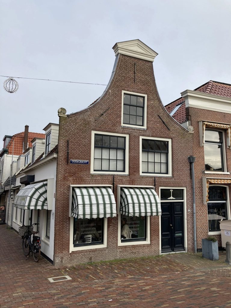 Taai metselwerk op de hoek van de Oudegracht en de Ridderstraat in Alkmaar