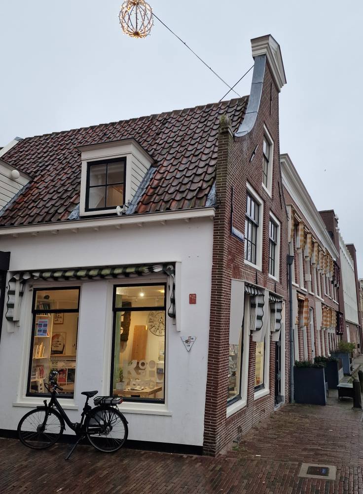 Taai metselwerk op de hoek van de Oudegracht en de Ridderstraat in Alkmaar