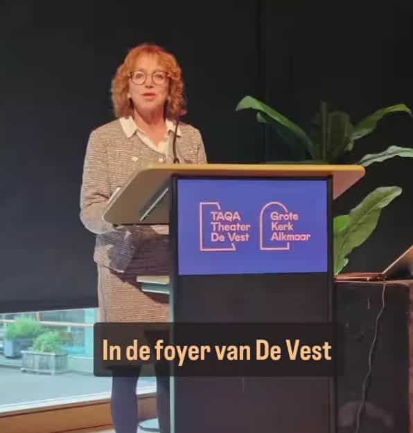 Tentoonstelling studie naar kerkgebouwen in de foyer van De Vest. Geopend door Wethouder Anjo van de Ven.