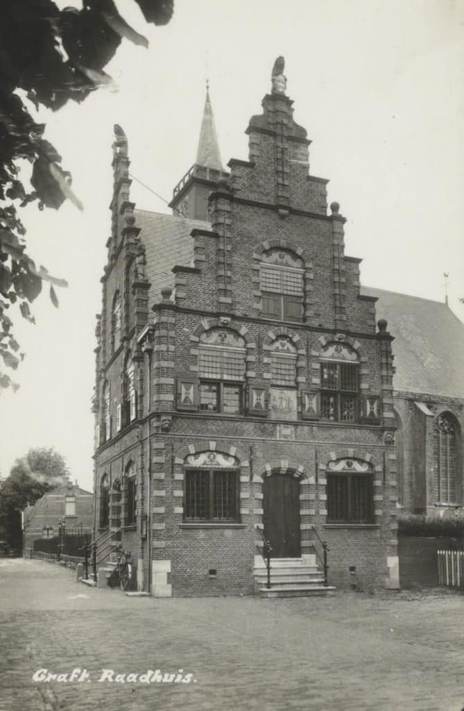 Prentbriefkaart Raadhuis Graft. Circa 1941 Collectie Kaptein.