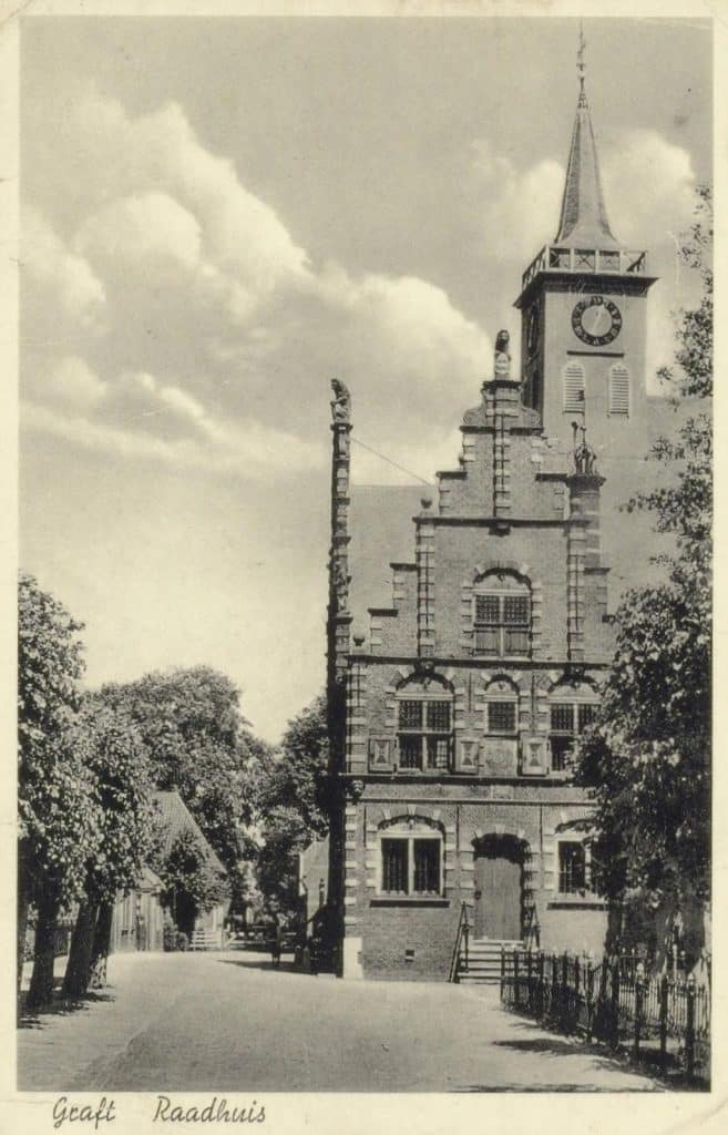 Prentbriefkaart Raadhuis Graft. Circa 1941 Collectie Kaptein. Achter het raadhuis de kerk van Graft, die in 1951 zal worden gesloopt. Op de achtergrond de Grafter Tol in zijn laatste dagen: die werd in 1942 op last van de Duitse bezetter opgeheven.