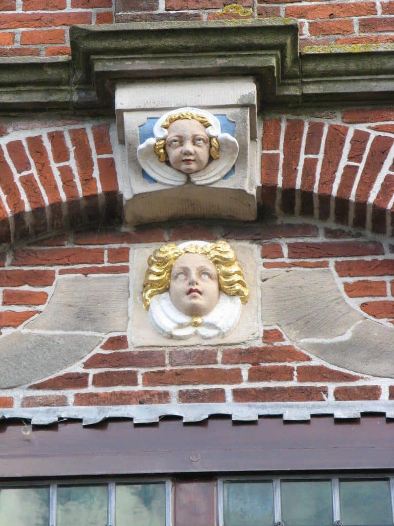 Raadhuis Graft, detail gevelsteen met twee kopjes boven boog. Collectie Regionaal Archief Alkmaar .J van Zanten 2007.