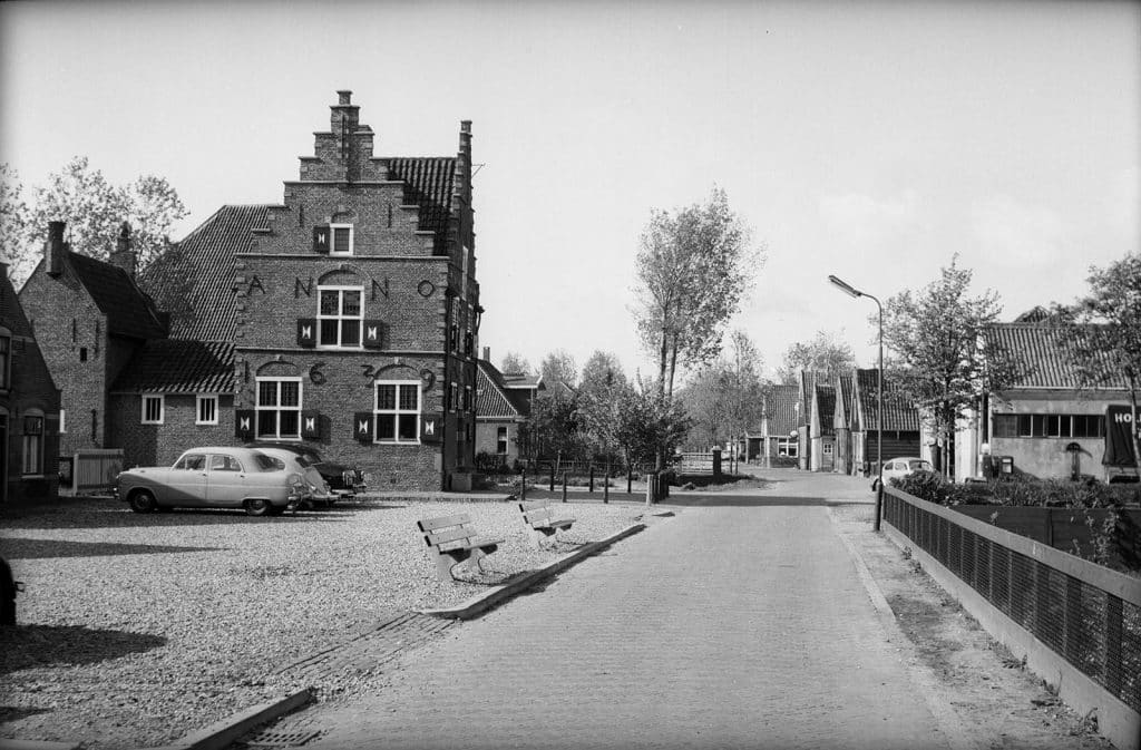 Raadhuis en weeghuisje op hoek met Kopdammerdijk JosPe 1963