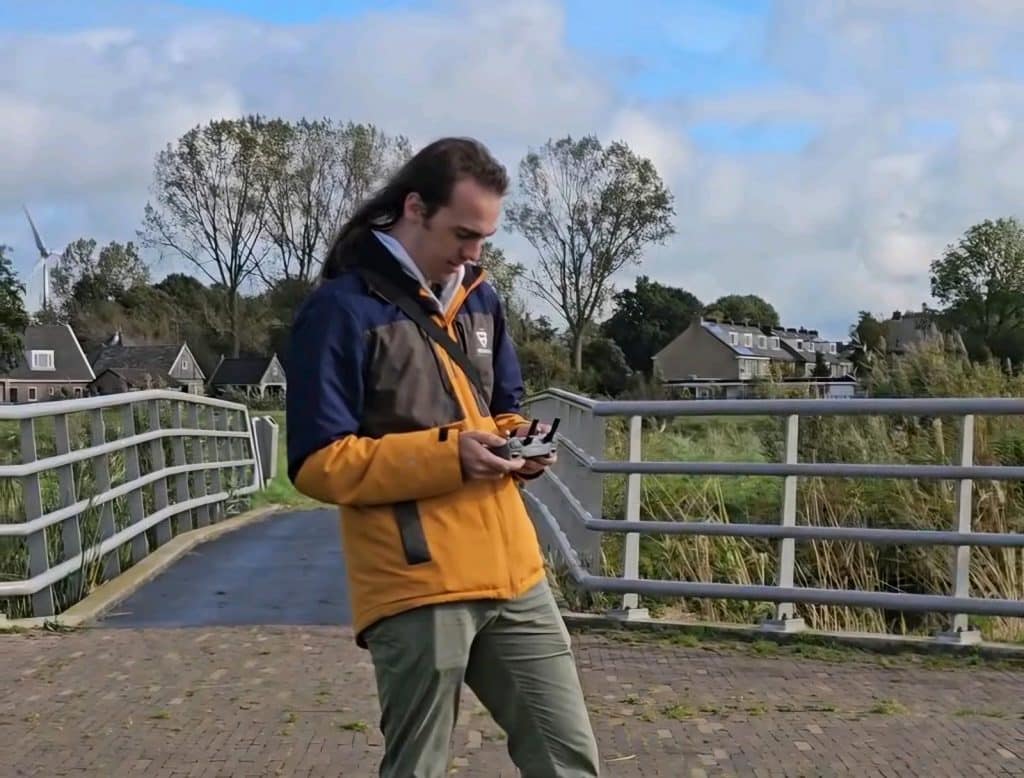 Ruben de Smidt met een drone aan het werk.