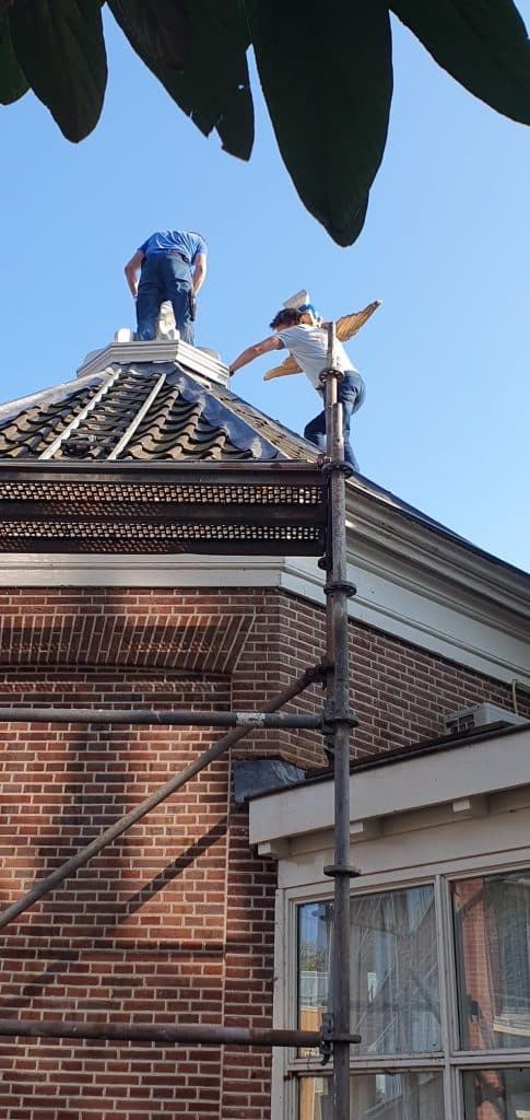 Het terugplaatsen van de Arend op het koepeltje aan de Geestersingel.